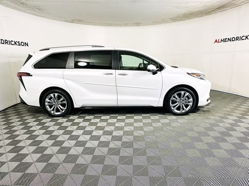 Used 2024 Toyota Sienna Platinum image 2