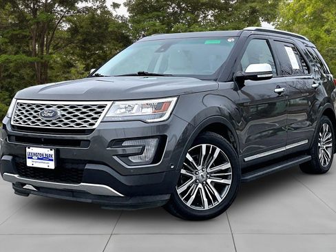 Used 2017 Ford Explorer Platinum image 3
