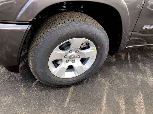 New 2026 RAM 1500 4x4 Crew Cab image 2