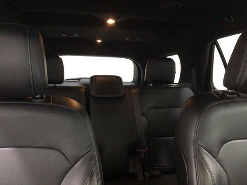 Used 2018 Ford Explorer XLT w/ Equipment Group 202A AWD/4WD image 14