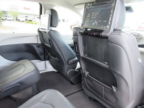 Used 2019 Chrysler Pacifica Touring-L Plus w/ Advanced Safetytec Group image 11