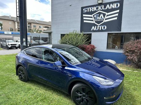 Used 2025 Tesla Model Y Long Range AWD/4WD image 2
