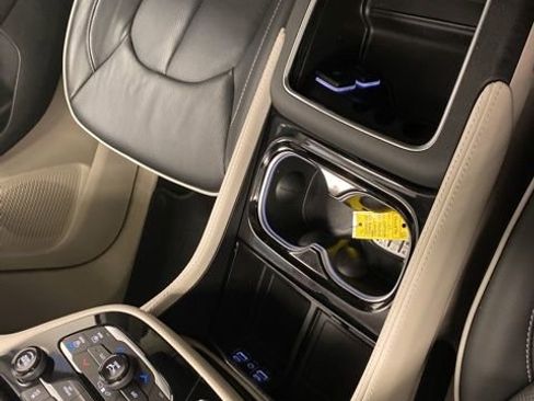 Used 2024 Chrysler Pacifica Limited image 16