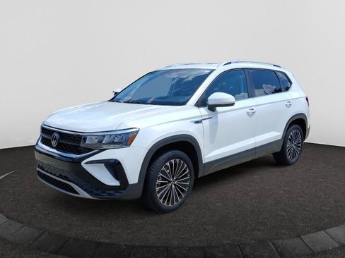 Certified 2024 Volkswagen Taos SE FWD image 3