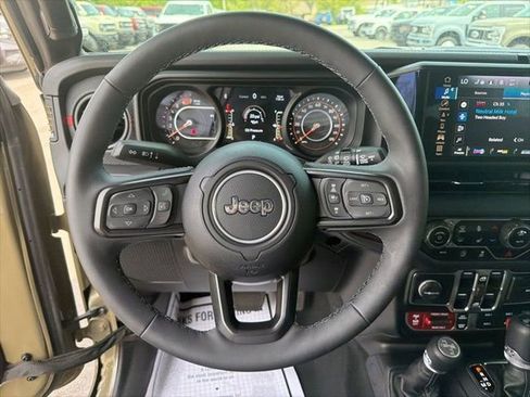 Used 2025 Jeep Wrangler Unlimited Rubicon AWD/4WD image 7