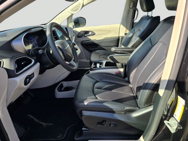 Used 2024 Chrysler Pacifica Touring-L FWD image 19