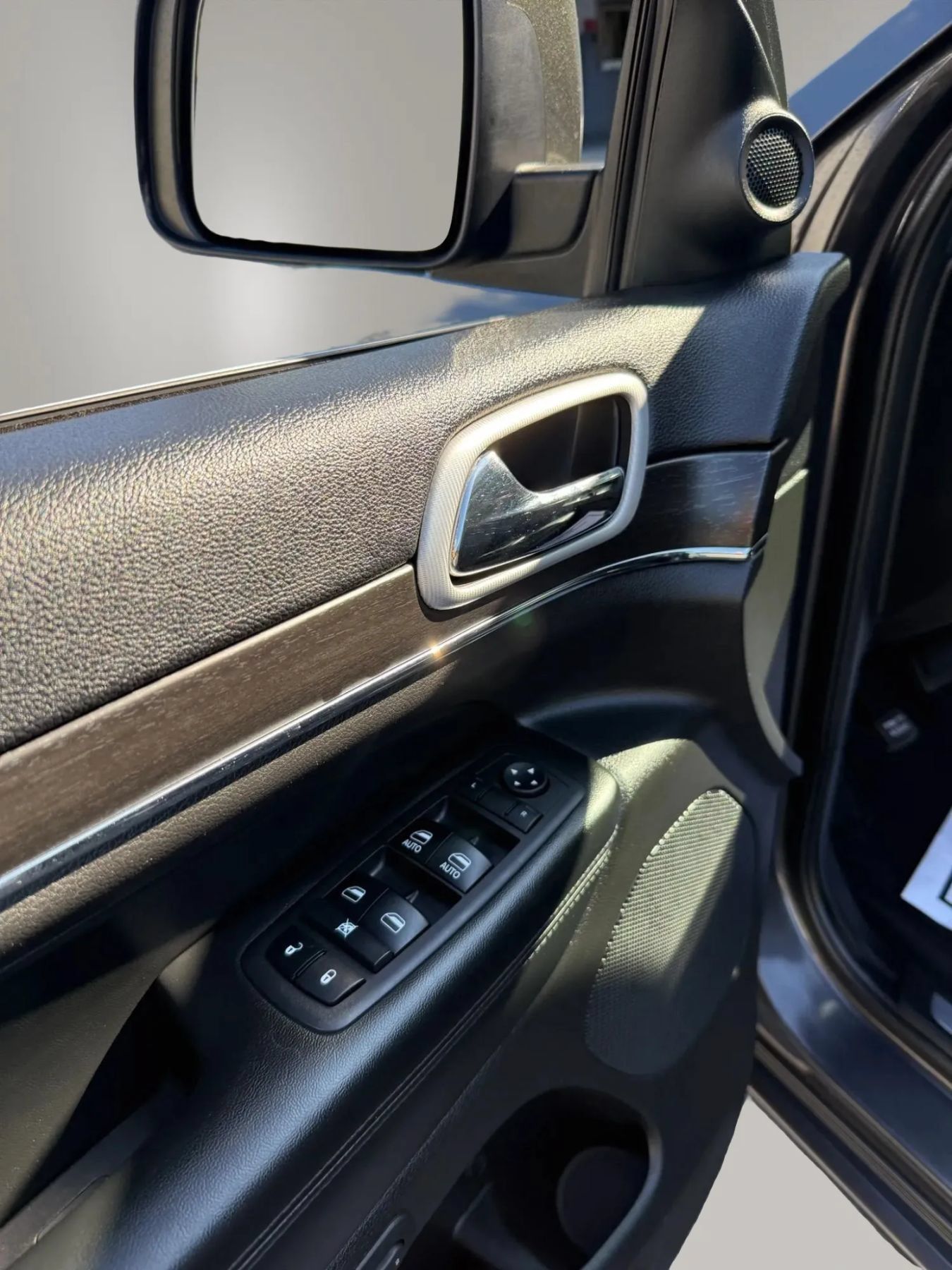 Used 2018 Jeep Grand Cherokee Limited AWD/4WD image 18