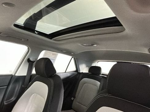 Used 2023 Hyundai Venue SEL FWD image 12