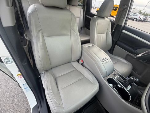 Used 2016 Toyota Highlander XLE AWD/4WD image 33