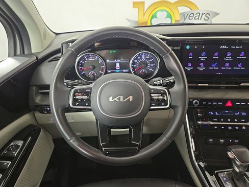Used 2024 Kia Carnival EX image 16