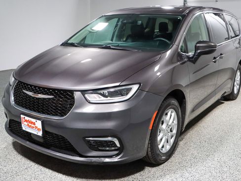 Used 2023 Chrysler Pacifica Touring-L image 32