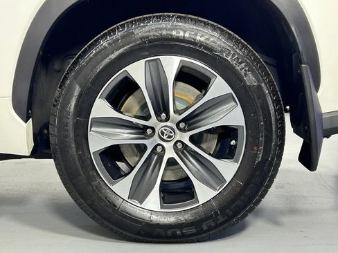 Used 2021 Toyota Highlander XLE AWD/4WD image 42