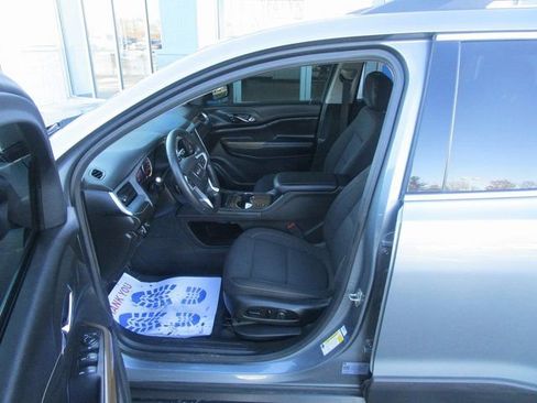 Used 2021 GMC Acadia SLE w/ Driver Convenience Package image 17