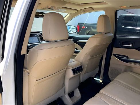 Used 2014 Toyota Highlander XLE w/ Preferred Accessory Package AWD/4WD image 12