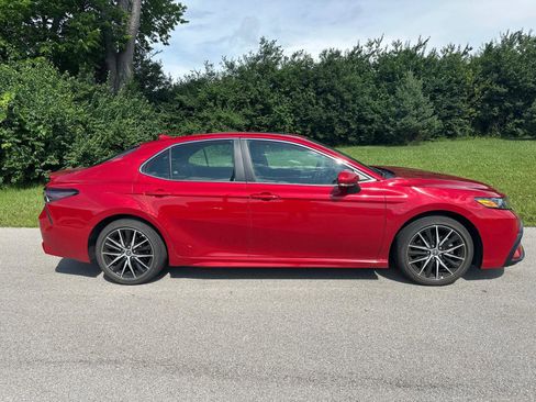 Used 2022 Toyota Camry SE w/ Convenience Package FWD image 3