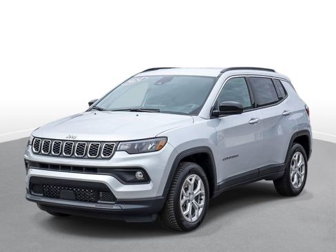 Used 2024 Jeep Compass Latitude image 4