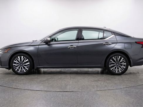 Used 2025 Nissan Altima 2.5 SV FWD image 5