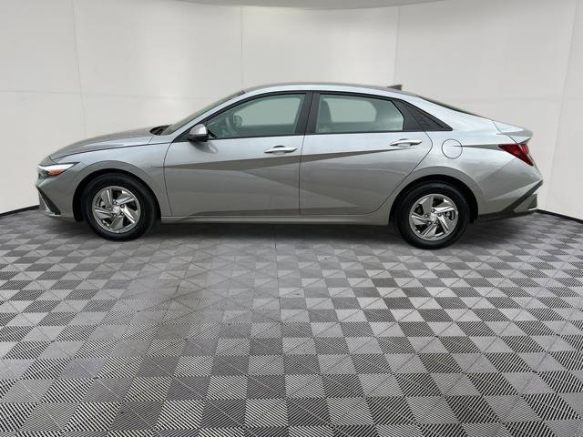 Used 2024 Hyundai Elantra SE FWD image 11