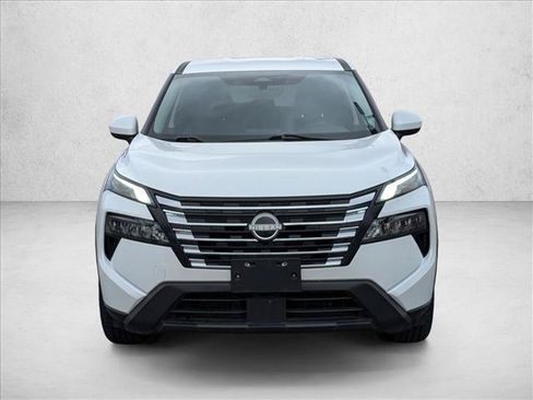 Used 2024 Nissan Rogue SV FWD image 2
