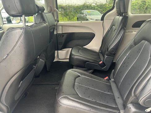 Used 2024 Chrysler Pacifica Touring-L image 41
