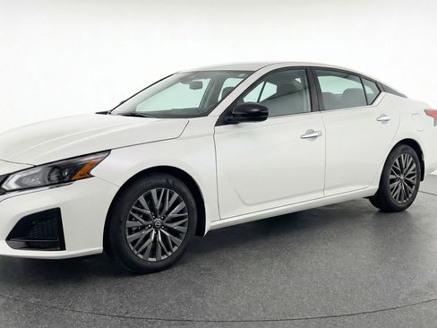 Used 2025 Nissan Altima 2.5 SV FWD image 3