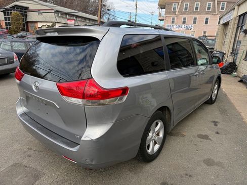 Used 2012 Toyota Sienna LE w/ Towing Pkg image 4