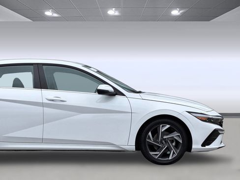 Used 2025 Hyundai Elantra Limited FWD image 34
