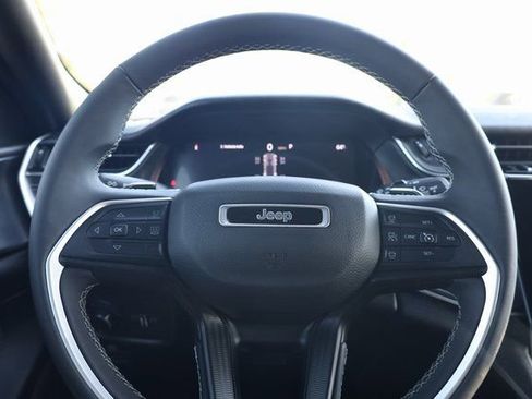 Used 2024 Jeep Grand Cherokee Laredo X image 14