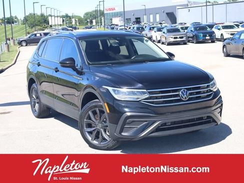 Used 2023 Volkswagen Tiguan SE FWD image 1