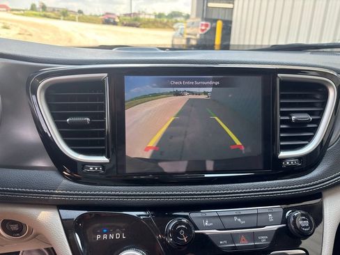 Used 2024 Chrysler Pacifica Limited FWD image 33