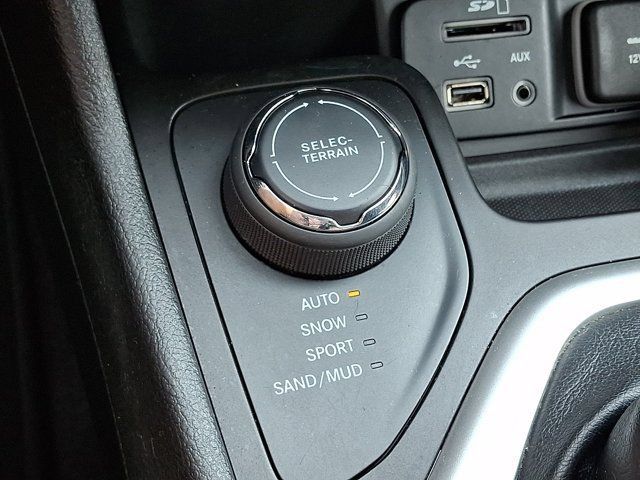 Certified 2018 Jeep Cherokee Latitude Plus AWD/4WD image 28