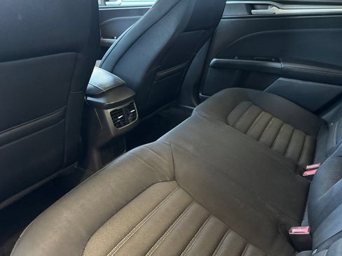Used 2015 Ford Fusion SE FWD image 12