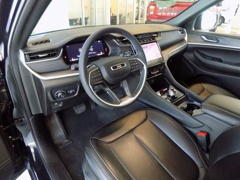 Used 2024 Jeep Grand Cherokee Limited w/ Black Appearance Package AWD/4WD image 19