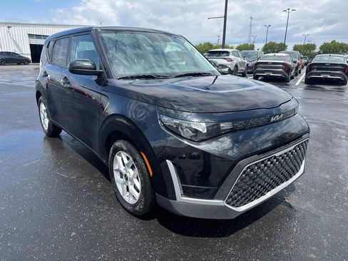 Used 2025 Kia Soul LX w/ LX Technology Package FWD image 2