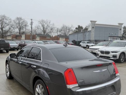 Used 2018 Chrysler 300 Limited w/ Safetytec Plus Group image 18