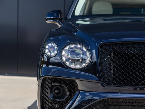 Used 2023 Bentley Bentayga AWD/4WD image 16