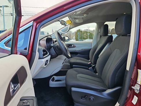 Used 2022 Chrysler Voyager LX image 16