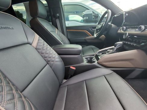 Used 2023 GMC Canyon Denali image 4