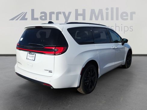 New 2026 Chrysler Pacifica Limited w/ S Appearance Package image 6