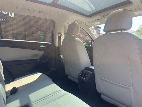 Used 2018 Volkswagen Tiguan SE w/ Panoramic Sunroof Package image 18