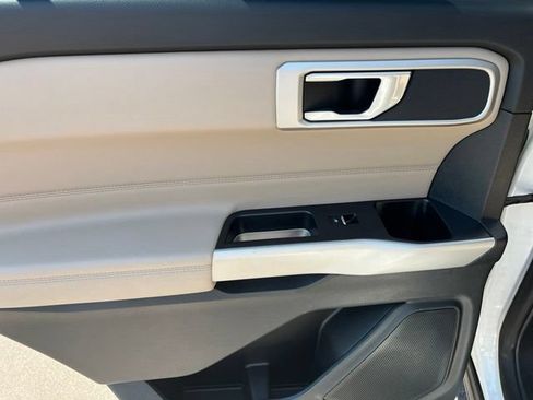 Used 2020 Ford Explorer XLT w/ Equipment Group 202A AWD/4WD image 18