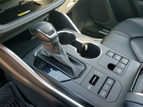 Used 2023 Toyota Highlander XLE image 19