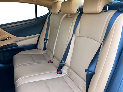 Used 2025 Lexus ES 300h w/ Premium Package FWD image 13