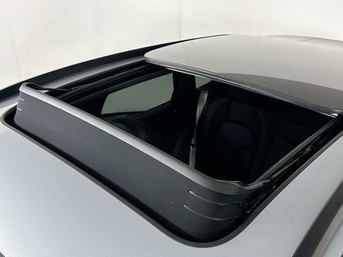 Certified 2026 Porsche Macan AWD/4WD image 22