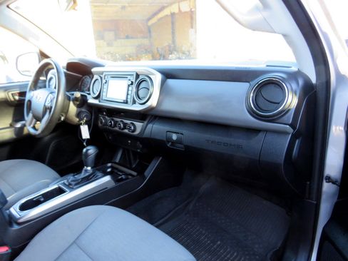 Used 2016 Toyota Tacoma SR5 w/ Towing Package image 27