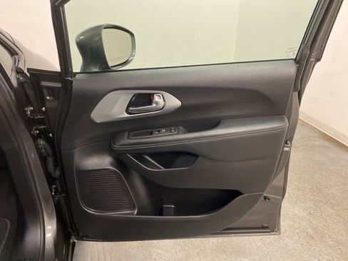 Used 2021 Chrysler Pacifica Touring image 28