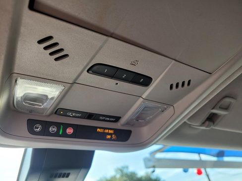 Used 2022 Chevrolet Equinox Premier FWD image 23