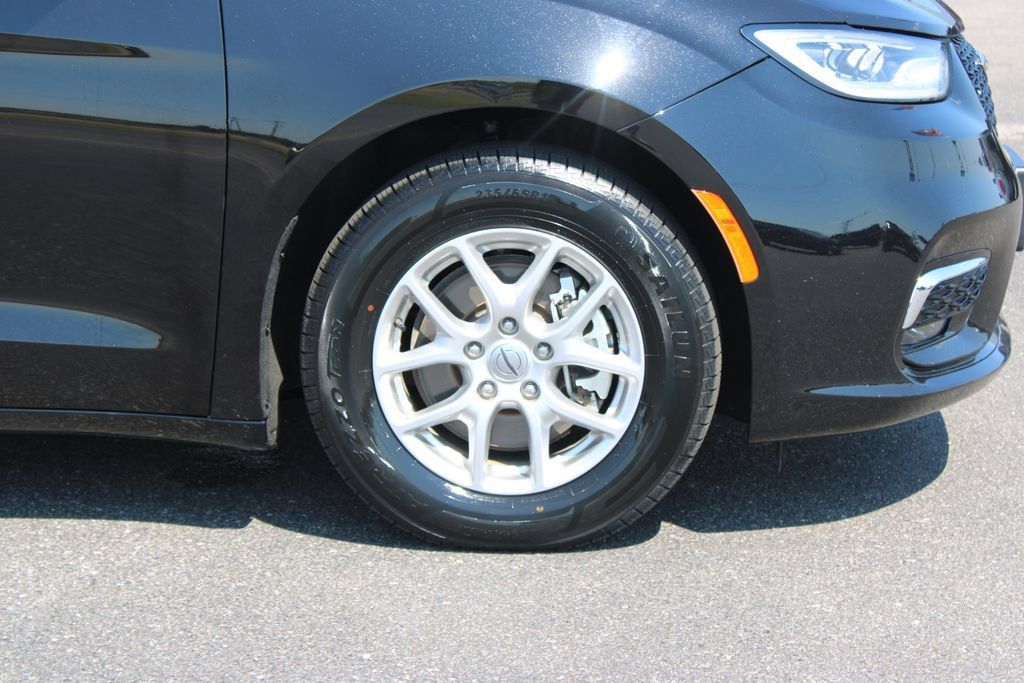 Used 2025 Chrysler Pacifica Select FWD image 12