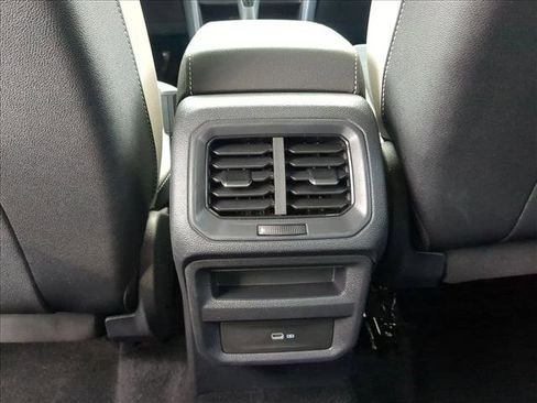 Used 2025 Volkswagen Taos SE FWD image 18