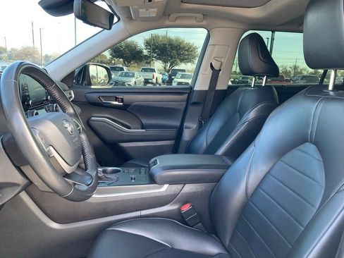 Used 2022 Toyota Highlander XLE image 6